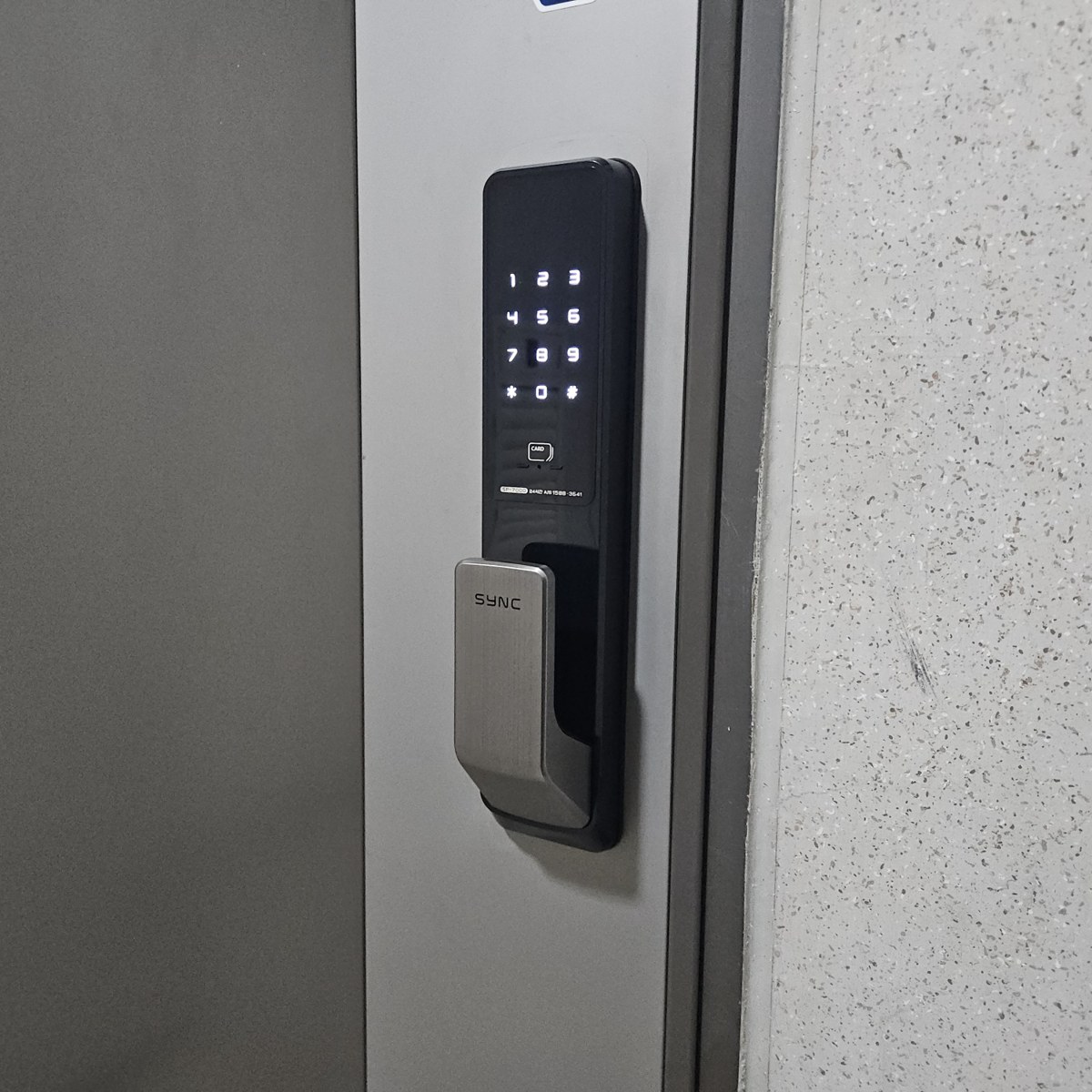 천안 불당동 아이파크 솔리티 SP7000 설치 완료 현장 — 현관문과 도어락 전면